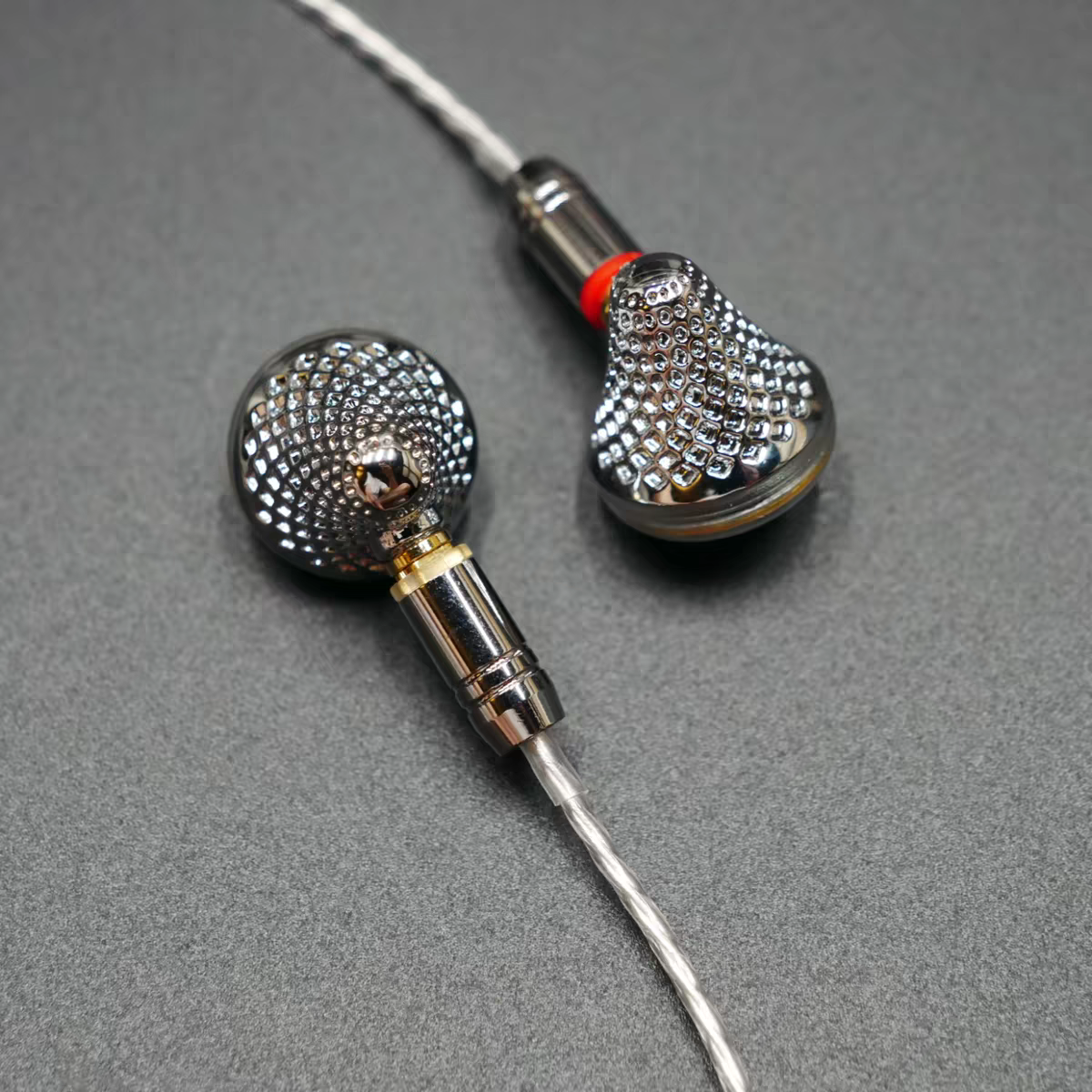 Detailed metal housing and MMCX cable connection