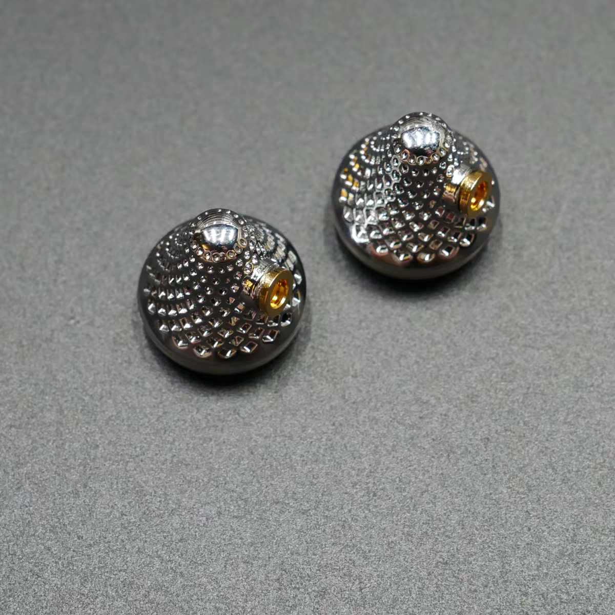 Detachable metal earbud shells and MMCX sockets